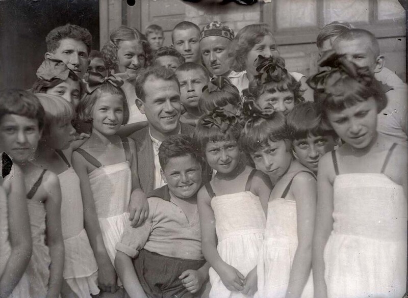 Б. Бабочкин, исполнитель роли Василия Чапаева, с детьми в пионерском лагере