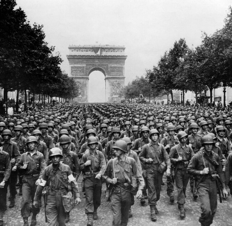 Американские войска в освобождённом Париже 1944 год