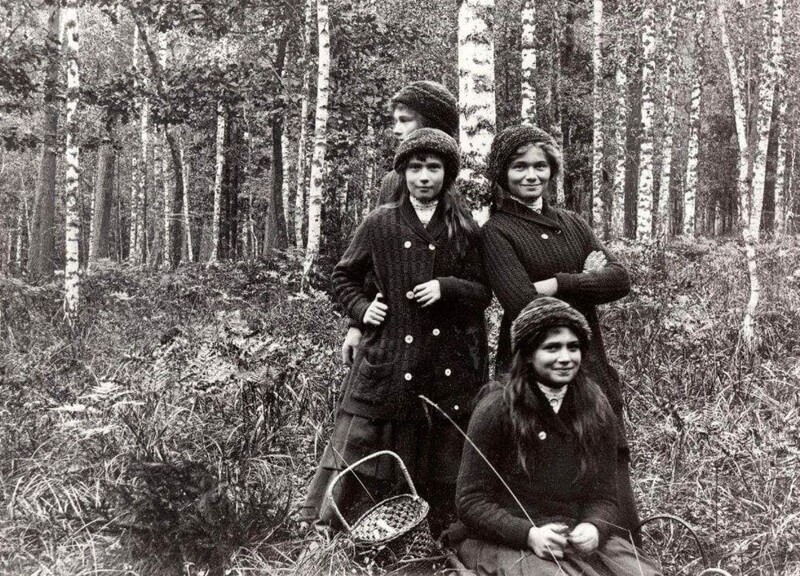 Великие княжны Ольга, Татьяна, Мария и Анастасия. Беловежская пуща, 1913 год