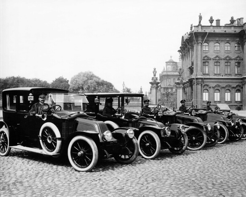 Автомобили «Рено» на Дворцовой площади 1910 – 1912 Булла Карл Карлович