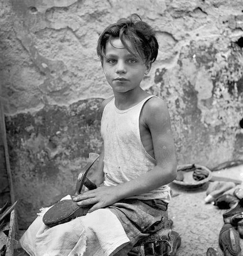 Маленький сапожник. Неаполь, Италия, 1948  Фото: Дэвид Сеймур