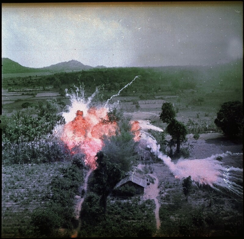Удар напалмовым зарядом во Вьетнаме, 1965 год