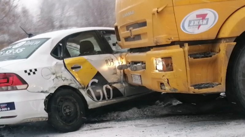 Водитель мусоровоза вытолкнул таксиста под встречный «КамАЗ»