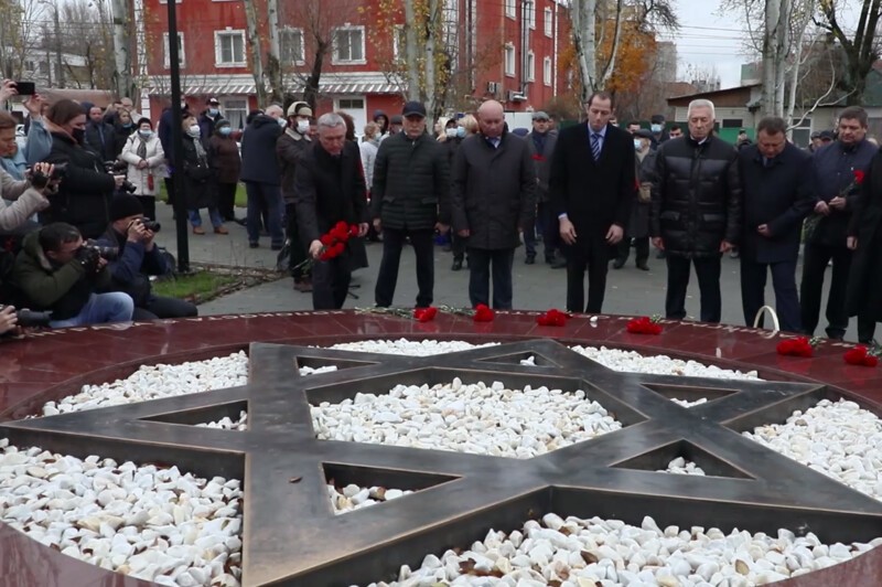 Музыка жертвам холокоста. Мемориал Холокоста. Мемориал евреям в Берлине. Памятник жертвам Холокоста в Волгограде. Берлинский мемориал жертвам Холокоста.