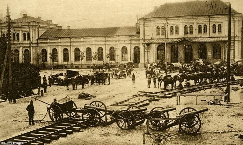 На архивной фотографии показана пушка, подготовленная российскими войсками к эвакуации, перед вокзалом в Каунасе