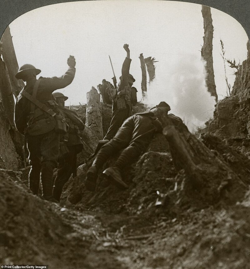 На снимке: солдаты британского полка с севера Англии бросают гранаты в немецкую позицию в Полигон-Вуд, месте ожесточенных боев во время Третьей битвы при Ипре