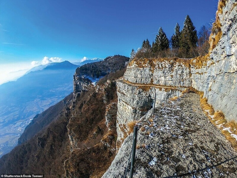 Оборонительные укрепления на горе Монте-Ченжио, Трентино, Италия
