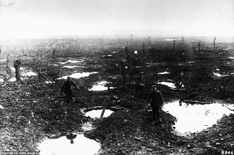 На снимке: солдаты ходят по лужам, образовавшимся в результате бомбардировок заболоченных земель возле Гелувельта во время битвы за Ипр в Первой мировой войне
