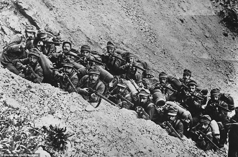 На снимке: солдаты итальянских войск в окопе в горах в Трентино в 1915 году