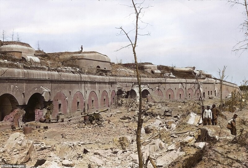 Фотография сделана примерно в 1915 году. На ней показаны последствия бомбардировки Перемышльской крепости