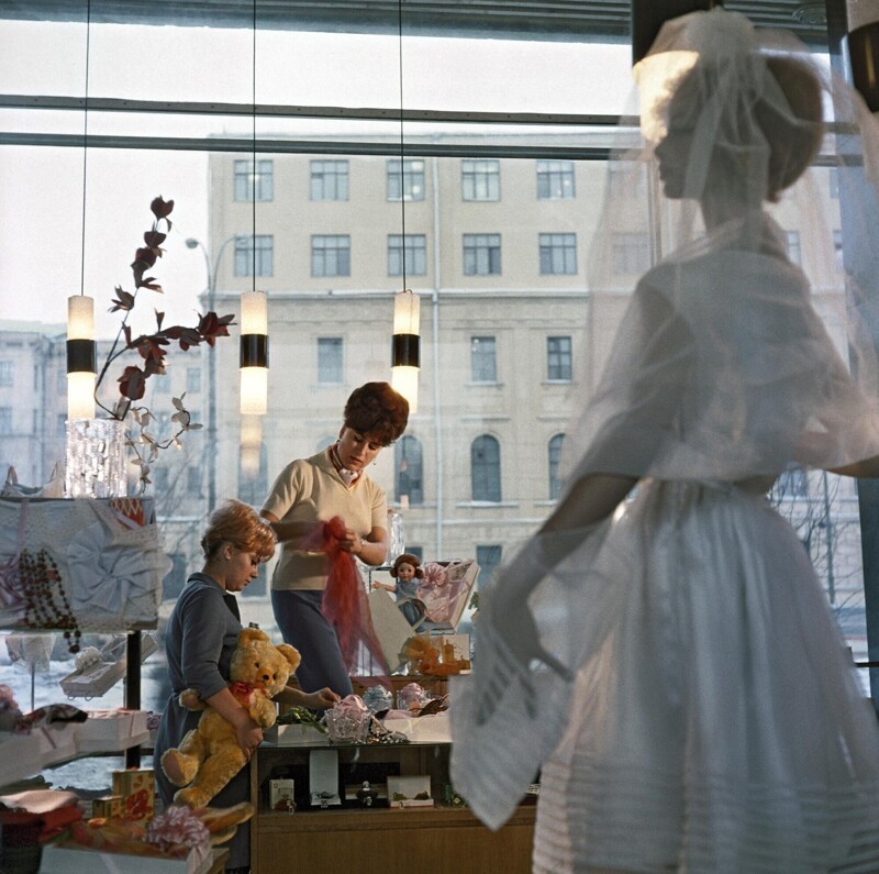 В магазине «Подарки» готовят витрину к 8 Марта.  «Огонёк» 1967. Тункель И.Р., Ухтомский Д.