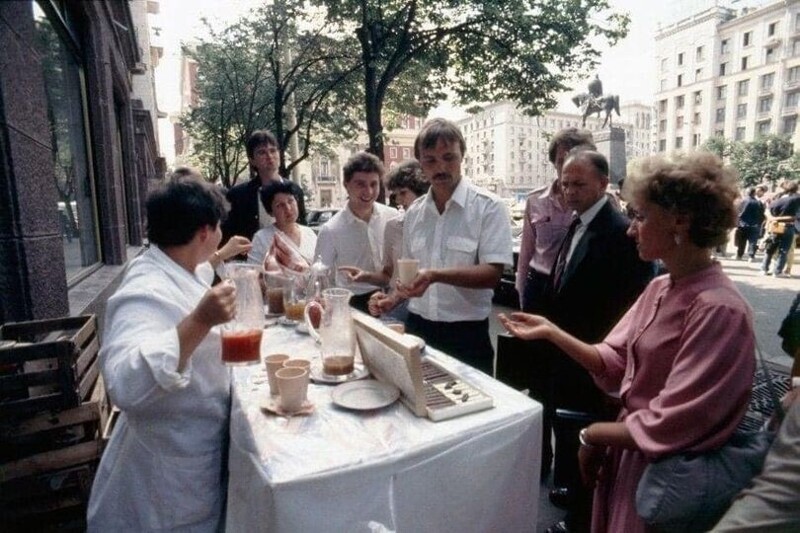 У ресторана «Арагви» на улице Горького в Москве. 1985 год