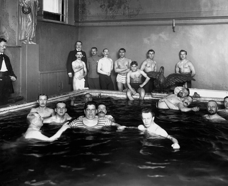 В 1913 году в Санкт-Петербурге известный пловец-марафонец Леонид Романченко открыл собственную школу плавания.