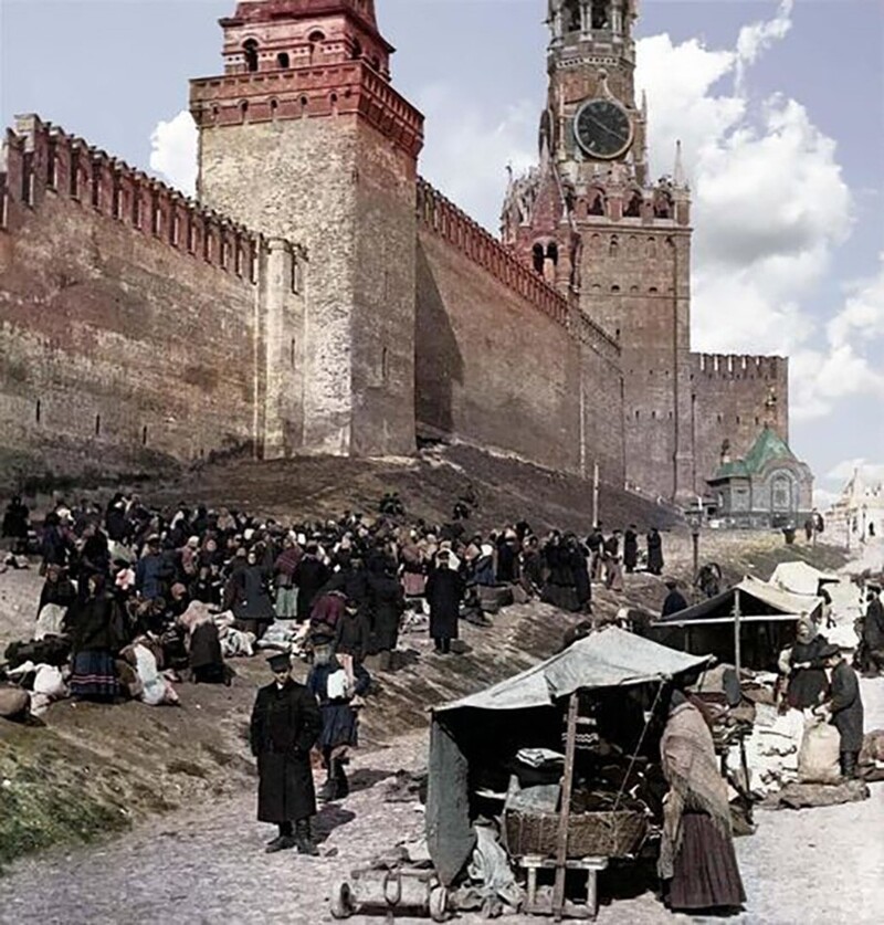 На фото — базарный торг на Васильевской площади (Васильевский Спуск), 1903 год