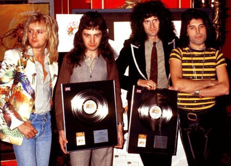Группа Queen позирует с серебряными, золотыми и платиновыми наградами, которые они получили от Британского фонографического института, за продажи “Bohemian Rhapsody” и двух альбомов.