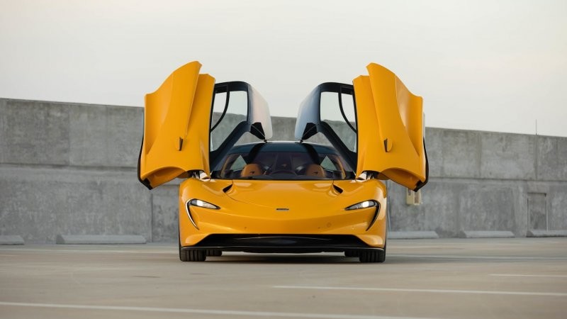 Желтый McLaren Speedtail с небольшим пробегом отправится на аукцион