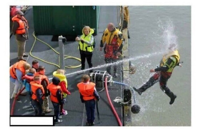 Сотрудник береговой охраны показывает детям, как работает водяная помпа... ой, простите, коллега!