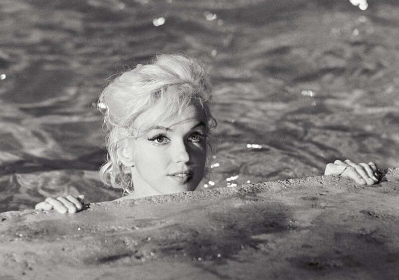 Мэрилин Монро в бассейне