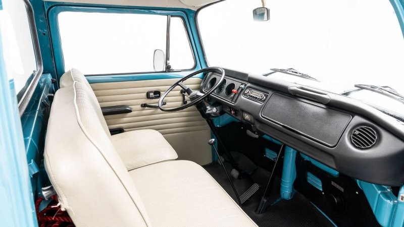 Volkswagen T2 Bulli 1971 года — красивый и аккуратный эвакуатор для олдтаймера