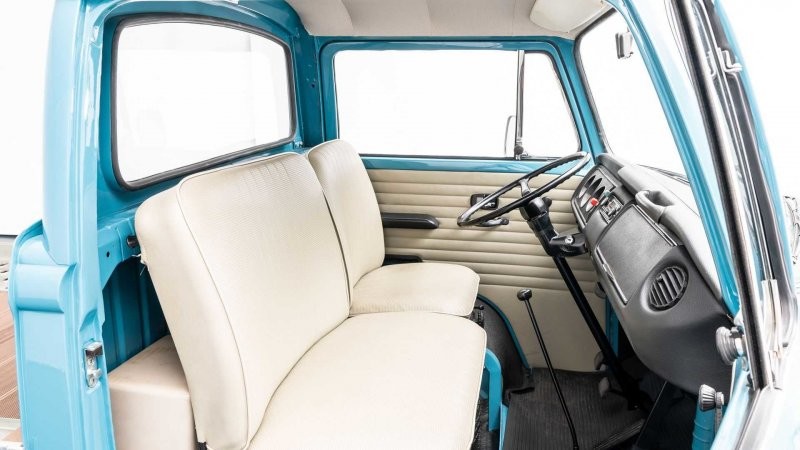 Volkswagen T2 Bulli 1971 года — красивый и аккуратный эвакуатор для олдтаймера
