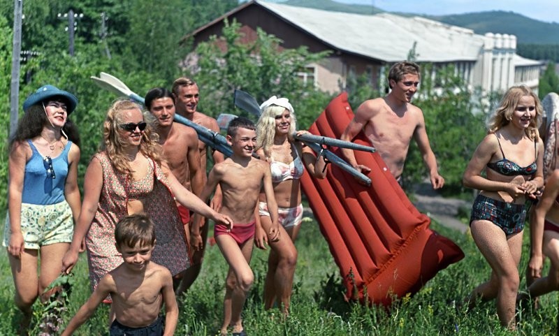 "Когда на Урале плюс 30 градусов, идем к воде", фотограф Эдуард Эттингер, 1971 год:
