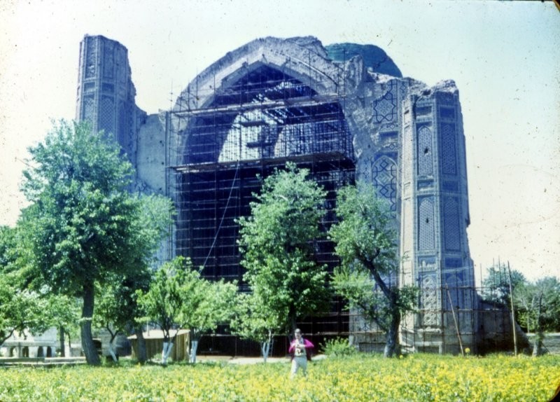Но в погоне за ультрамодернизмом в Средней Азии не забывали и о "корнях". Именно в 1971 г. началася проект восстановления грандиозной тамерлановской мечети Биби-Ханым в Самарканде, который смогут в итоге завершить только турецкие строители уже в 1990