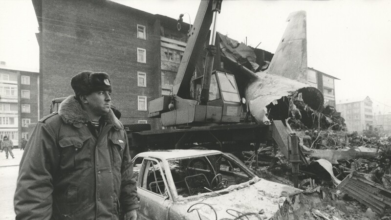Спасательная операция на месте крушения самолета Ан-124 «Руслан», упавшего на жилой дом во Втором Иркутске, задев детский дом. Погибли 76 человек, из них 4 ребенка. 1997 год.