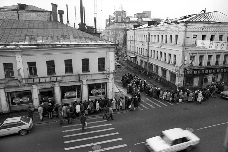 Очередь в хлебный магазин. Москва, 1991 год
