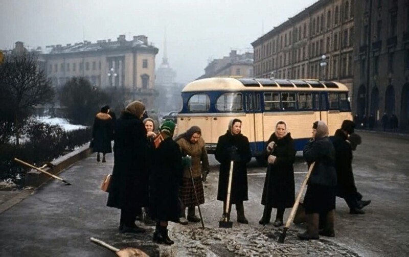 Ленинград: женщины чистят дорогу от льда, 1959 год