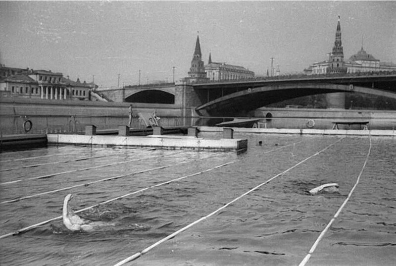 Бассейн у Большого Каменного моста,1940-е. Вода в Москва-реке в центре города считалась оптимальной для купания вплоть до 50-х годов.