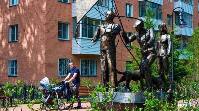 Вслед за Аленкой: самые жуткие и нелепые скульптуры