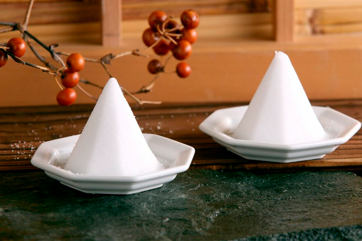 Зачем японцы везде расставляют соль в мисках?