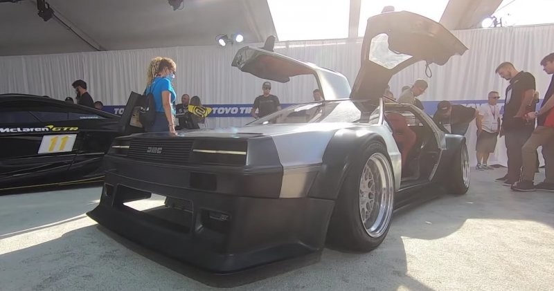Широкий и низкий DeLorean в стиле киберпанк с выставки SEMA 2021