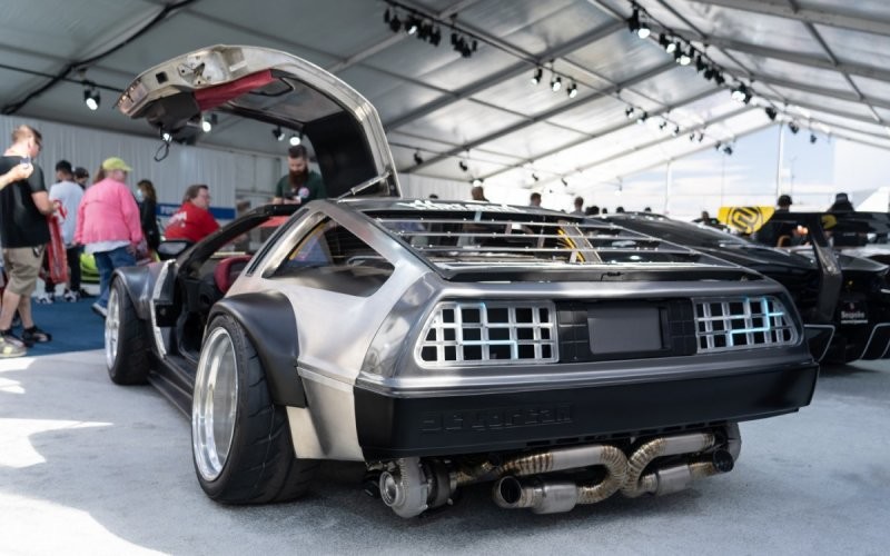 Широкий и низкий DeLorean в стиле киберпанк с выставки SEMA 2021