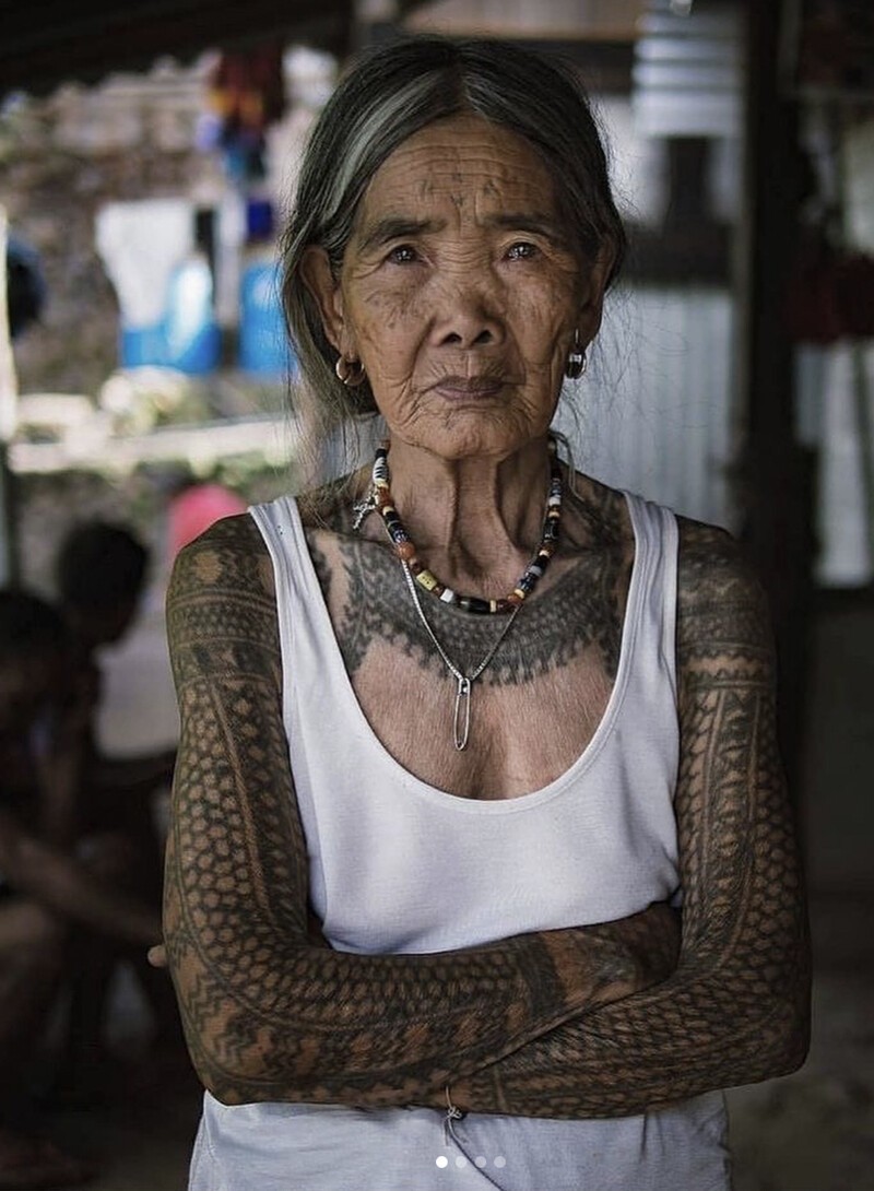 102 Летняя татуировщица из Филиппин
