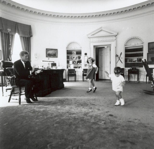 Дети играют у отца в кабинете, 1962 год