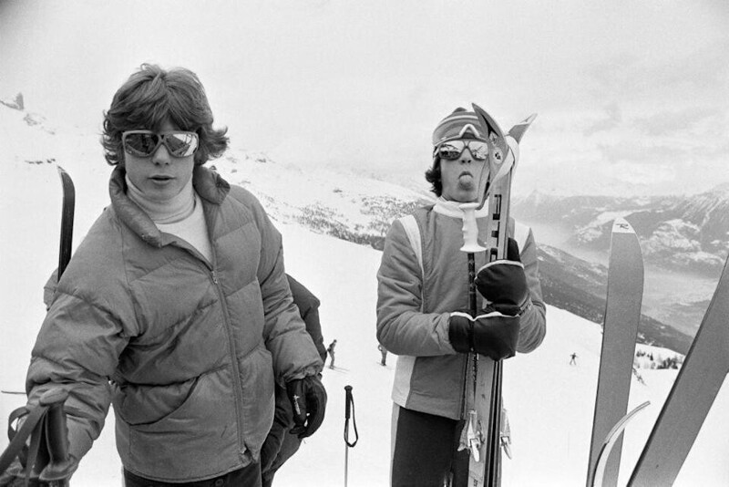 Кеннеди-младший (справа) во время отдыха на горнолыжном курорте Кран-сюр-Сьер в Швейцарии, 27 декабря 1974 года