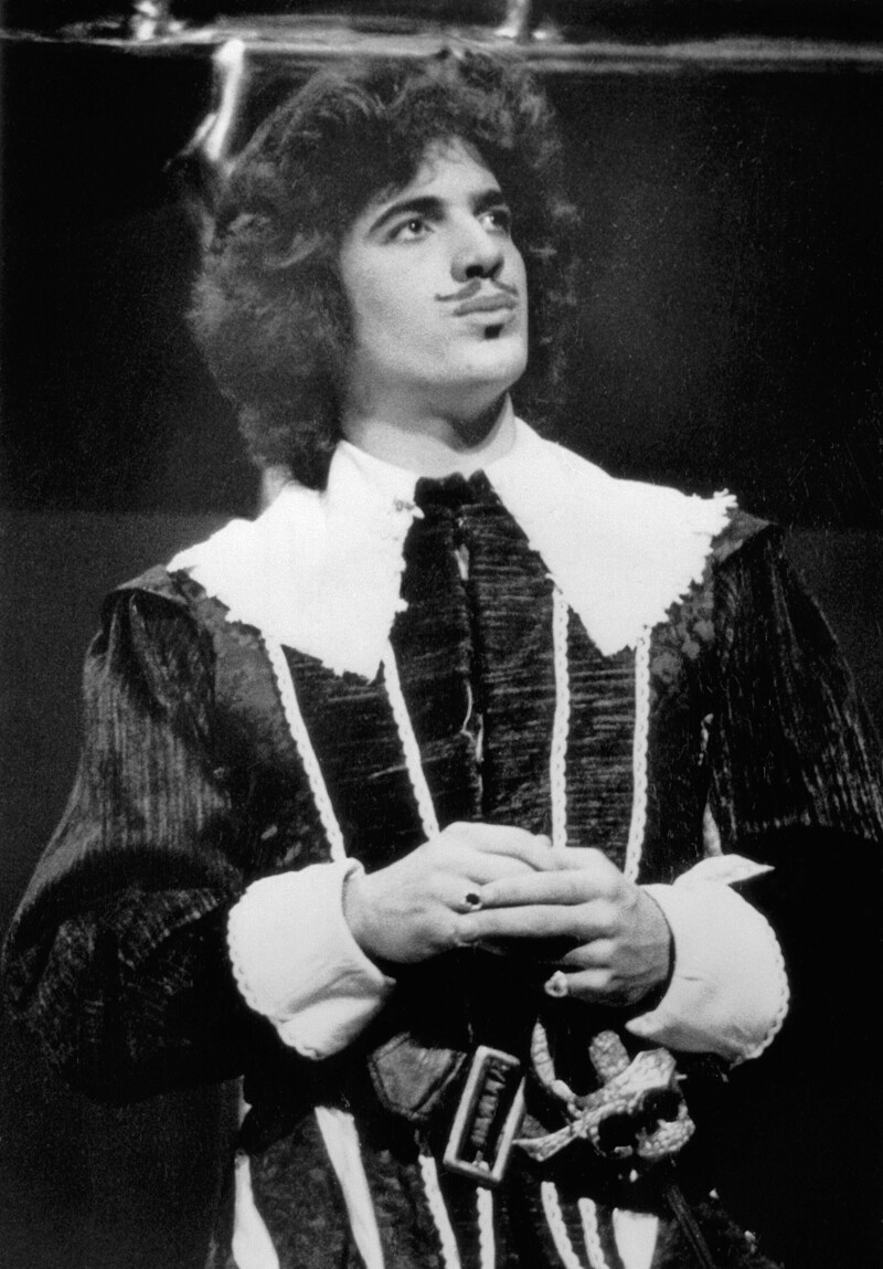 Джон Ф. Кеннеди-младший в роли солдата Онтарио в пьесе "Вольпоне", на первом курсе Университета Брауна, в марте 1980 года