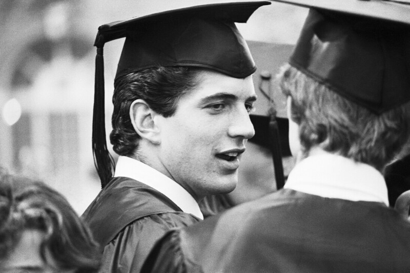Кеннеди на выпускном в Университете Брауна, 1983 год