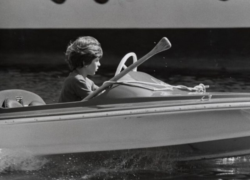 Кеннеди-младший за рулем скоростного катера в Греции, июль 1970 года