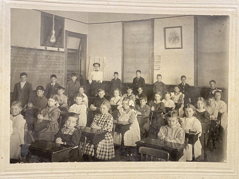 "Обнаружили этот снимок класса 1911 года в стене кухни. На фото написано: "Вивьен Гилберт, июнь 1911"