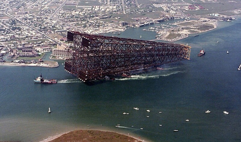 Транспортировка нефтеплатформы Бульвинкл (Bullwinkle Oil Platform) в Мексиканский залив в 1988 году