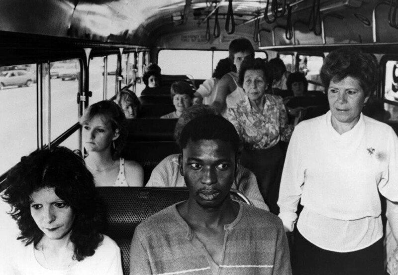 Чернокожий юноша в знак протеста против политики апартеида, садится в автобус «только для белых»