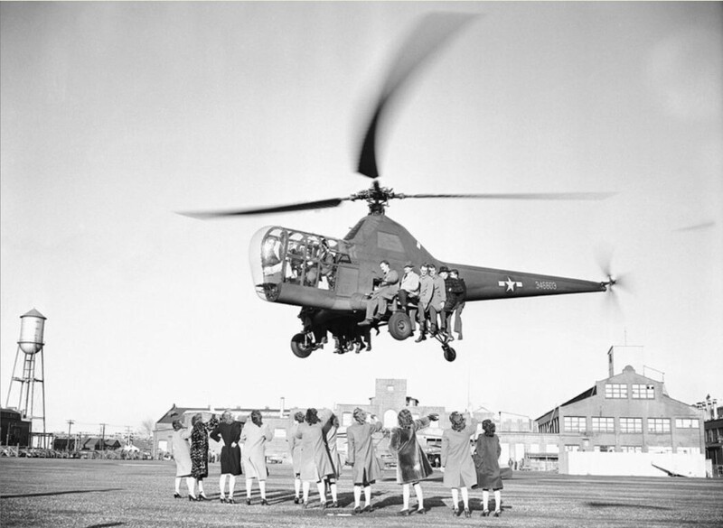 Армейский вертолет Sikorsky R-5, демонстрирует свою подъемную силу, поднимая в воздух 17 человек и пилота, пока женщины-​наблюдатели волнуются за них внизу. Бриджпорт, Коннектикут, 10 января 1946 года