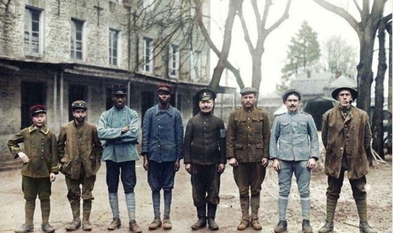 910-е годы - Первая мировая война - 8 солдат-​союзников из 8 стран (Вьетнам, Тунис, Сенегал, Судан, Россия, США, Португалия, Англия) Фото раскрашено.