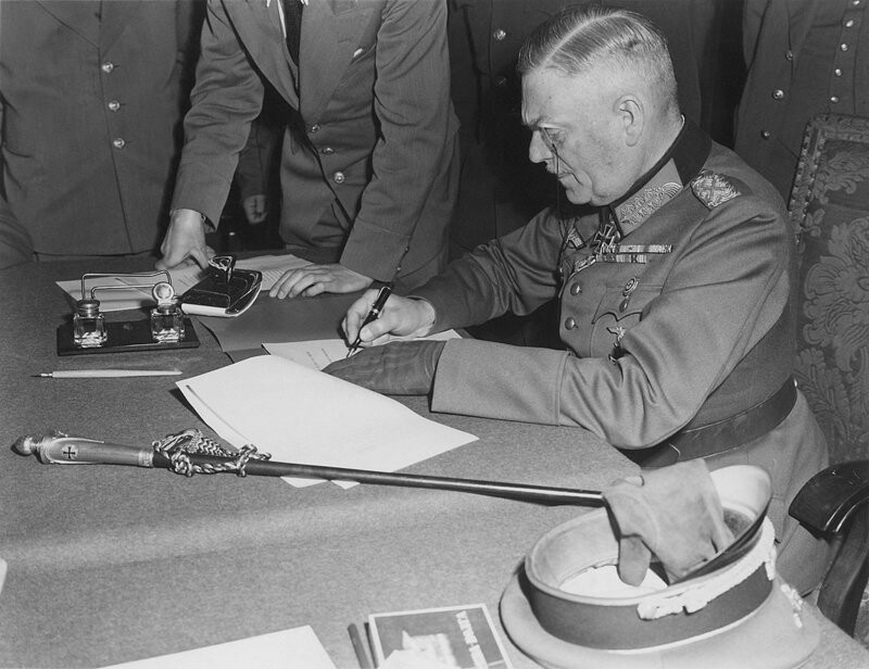 Фельдмаршал Вильгельм Кейтель подписывает Акт о капитуляции немецкого вермахта в советской штаб-квартире в Карлсхорсте, Берлин, май 1945 года