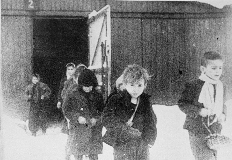 Выжившие выходят из детских бараков Аушвица, 27 января 1945 года