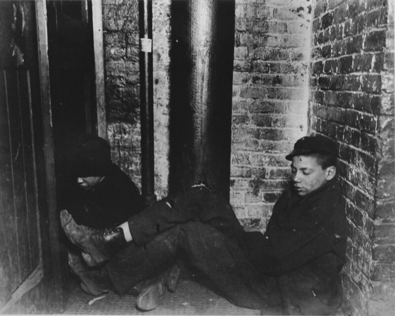 Мальчишки-газетчики в 2 часа ночи спят в типографии The Sun в ожидании утреннего выпуска. Нью-Йорк,  1892 год