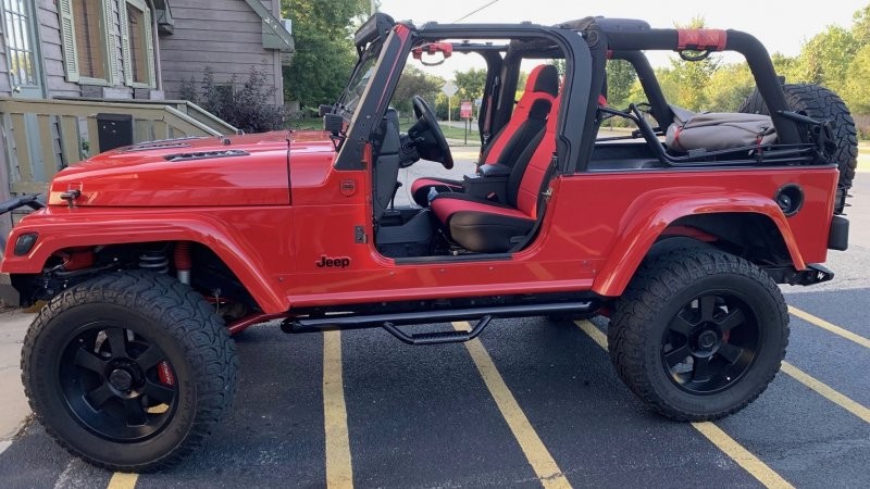 Кто-то установил двигатель V10 от Viper в Jeep Wrangler, и недавно его продали на аукционе