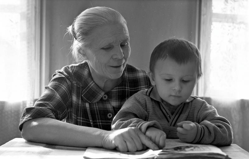 Там детство там мамы. Бабушка с внуками фото СССР черно белые.